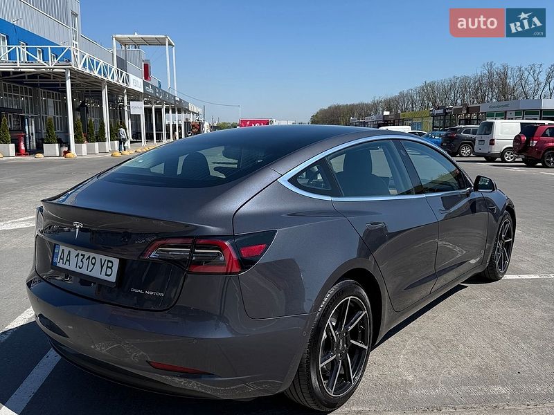 Седан Tesla Model 3 2018 в Киеве