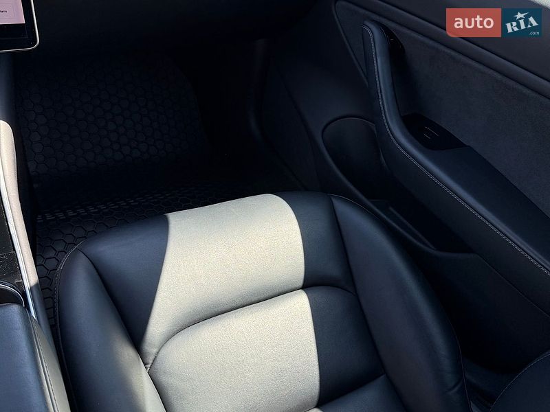 Седан Tesla Model 3 2018 в Киеве