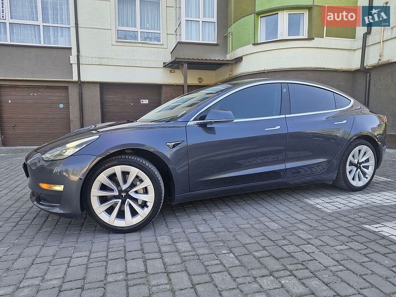 Седан Tesla Model 3 2019 в Івано-Франківську