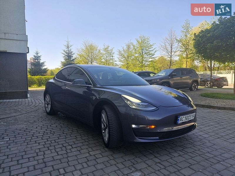 Седан Tesla Model 3 2019 в Івано-Франківську