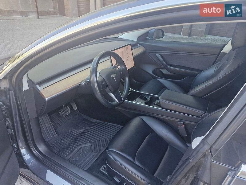 Седан Tesla Model 3 2019 в Івано-Франківську