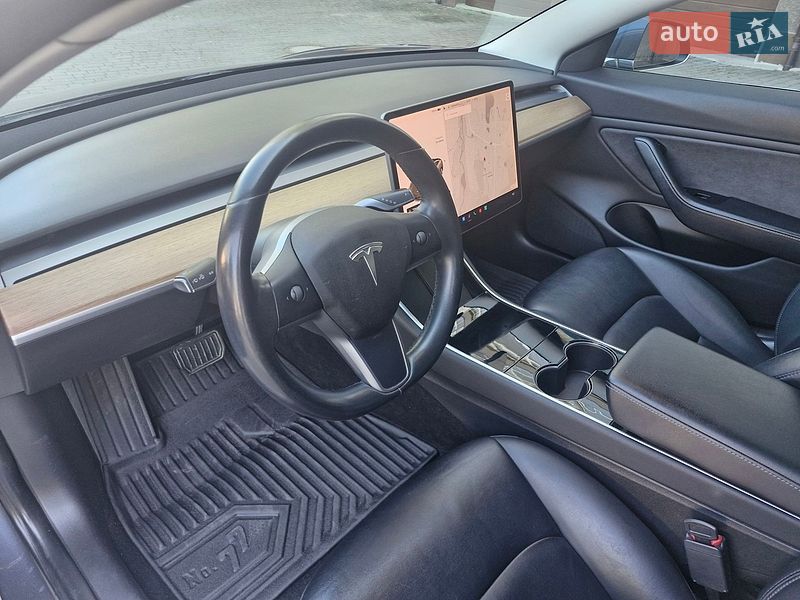 Седан Tesla Model 3 2019 в Івано-Франківську