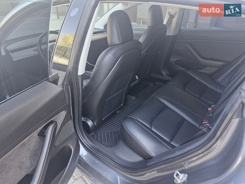 Седан Tesla Model 3 2019 в Івано-Франківську