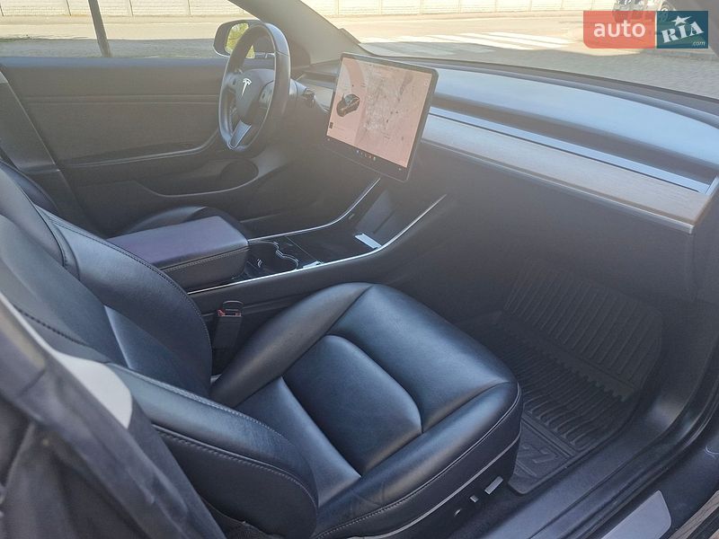 Седан Tesla Model 3 2019 в Івано-Франківську