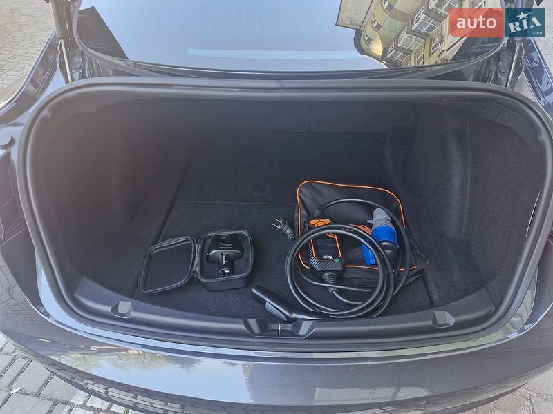 Седан Tesla Model 3 2019 в Івано-Франківську
