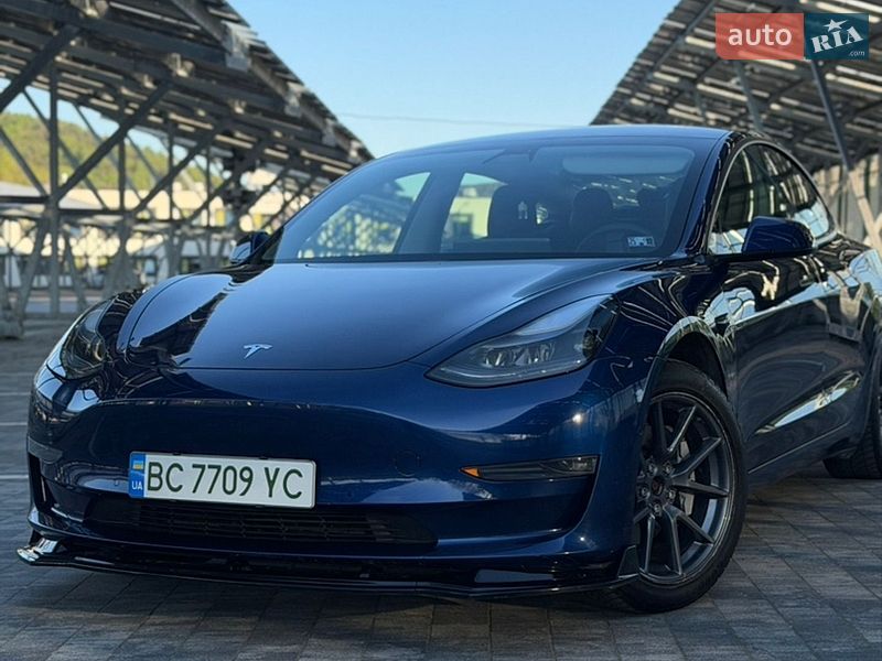 Седан Tesla Model 3 2021 в Львові