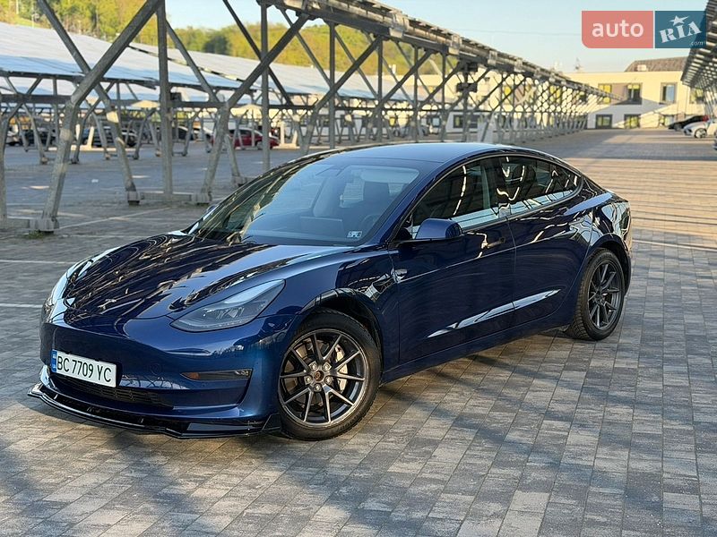 Седан Tesla Model 3 2021 в Львові