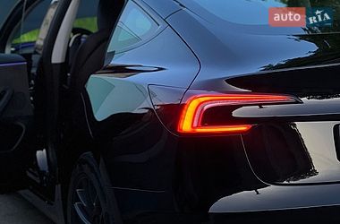 Седан Tesla Model 3 2024 в Львове