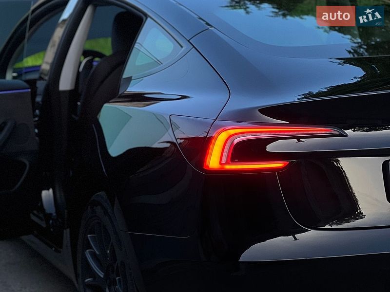 Седан Tesla Model 3 2024 в Львове