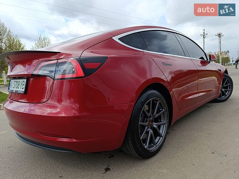 Седан Tesla Model 3 2018 в Бучі