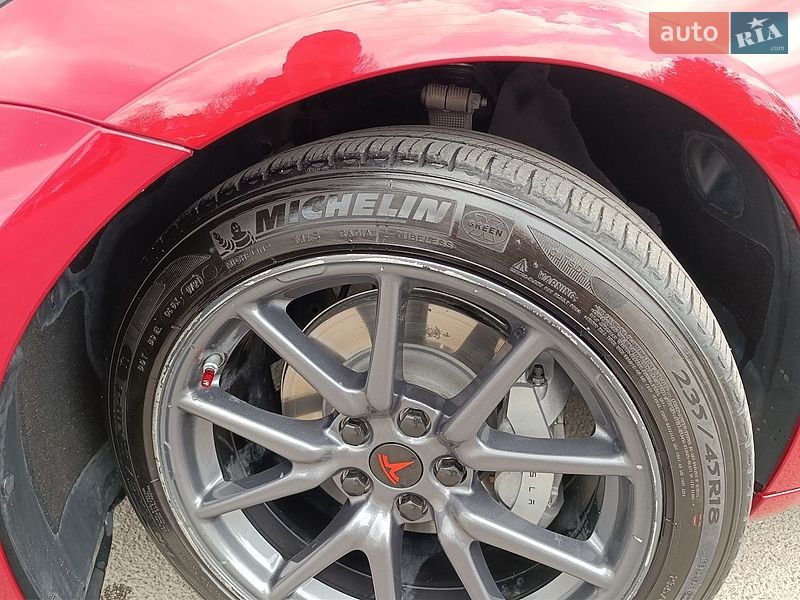 Седан Tesla Model 3 2018 в Бучі