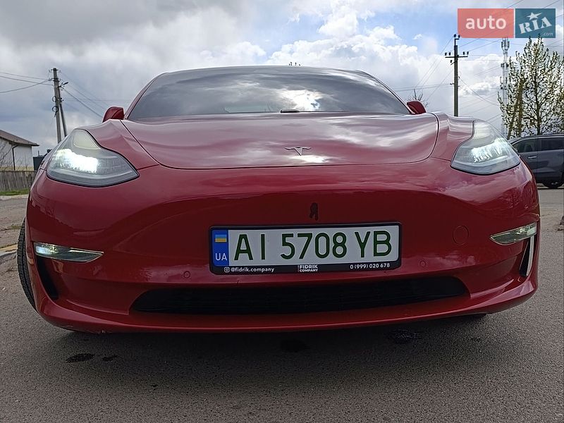 Седан Tesla Model 3 2018 в Бучі