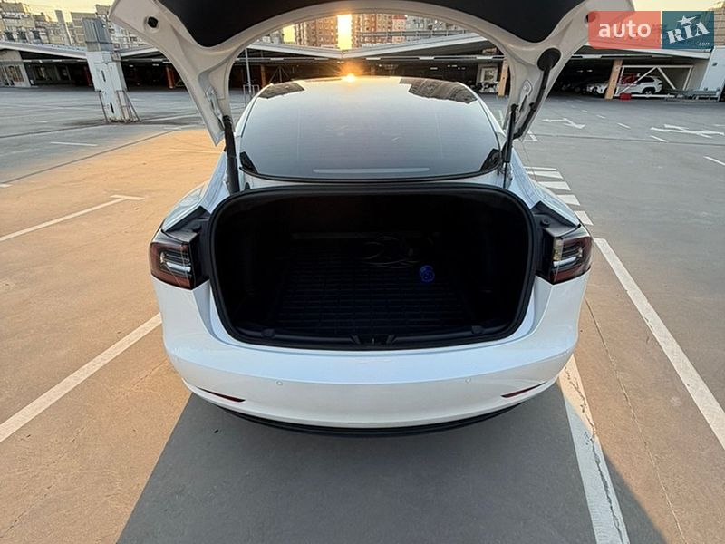 Седан Tesla Model 3 2021 в Киеве