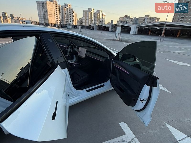 Седан Tesla Model 3 2021 в Киеве