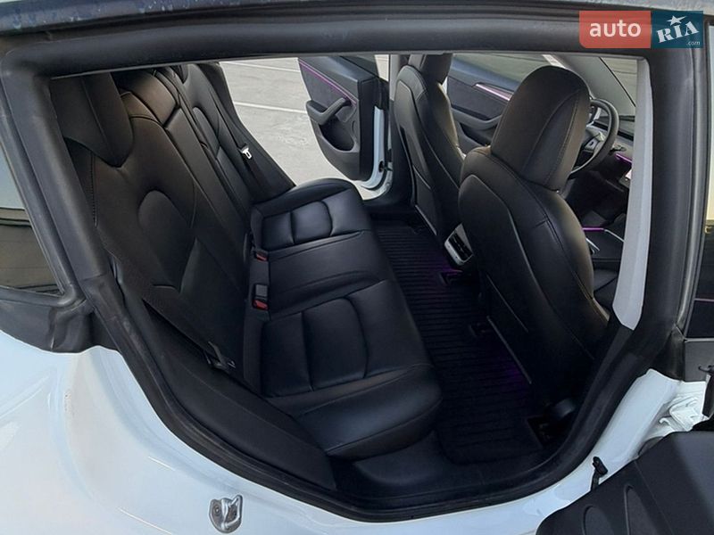 Седан Tesla Model 3 2021 в Киеве