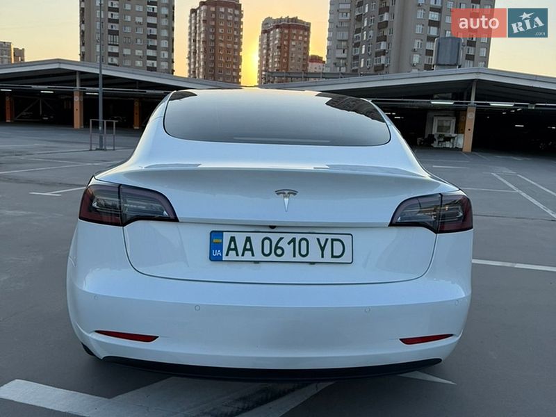 Седан Tesla Model 3 2021 в Киеве