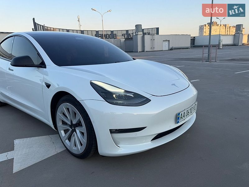 Седан Tesla Model 3 2021 в Киеве