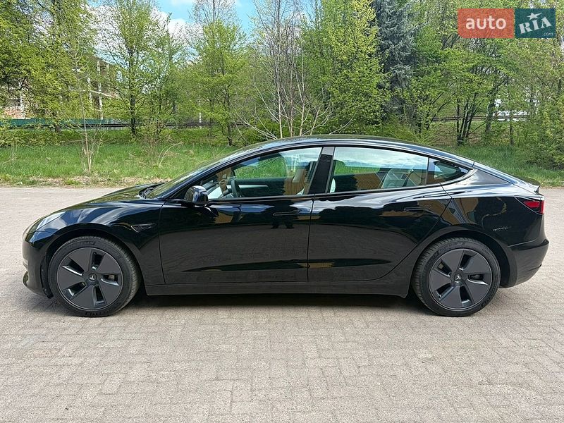 Седан Tesla Model 3 2023 в Ровно