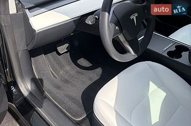 Седан Tesla Model 3 2023 в Ровно