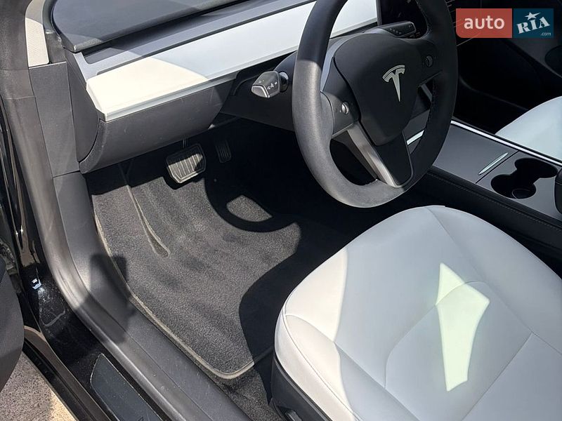 Седан Tesla Model 3 2023 в Ровно