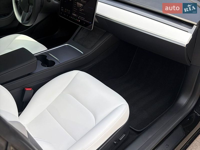 Седан Tesla Model 3 2023 в Ровно