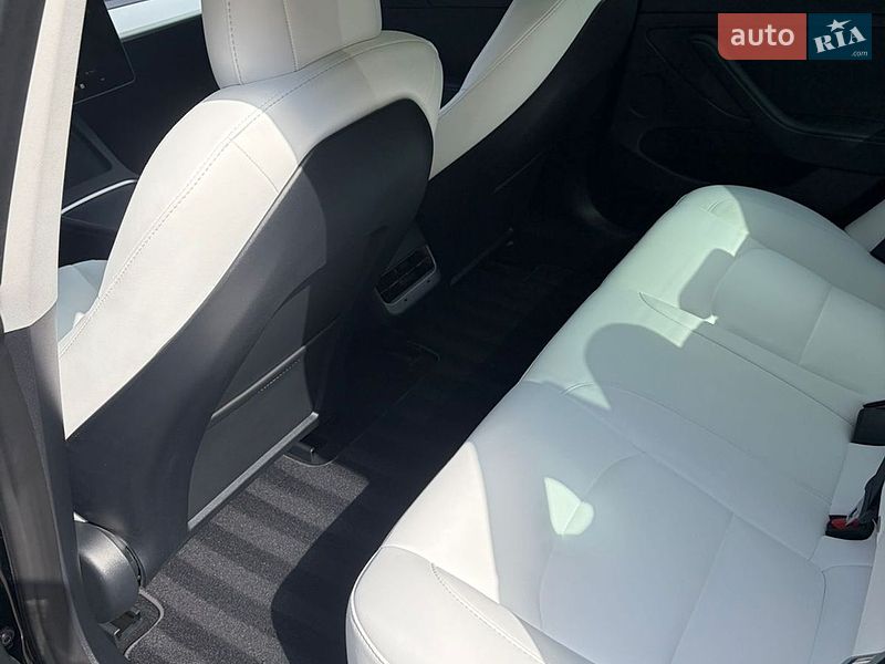 Седан Tesla Model 3 2023 в Ровно