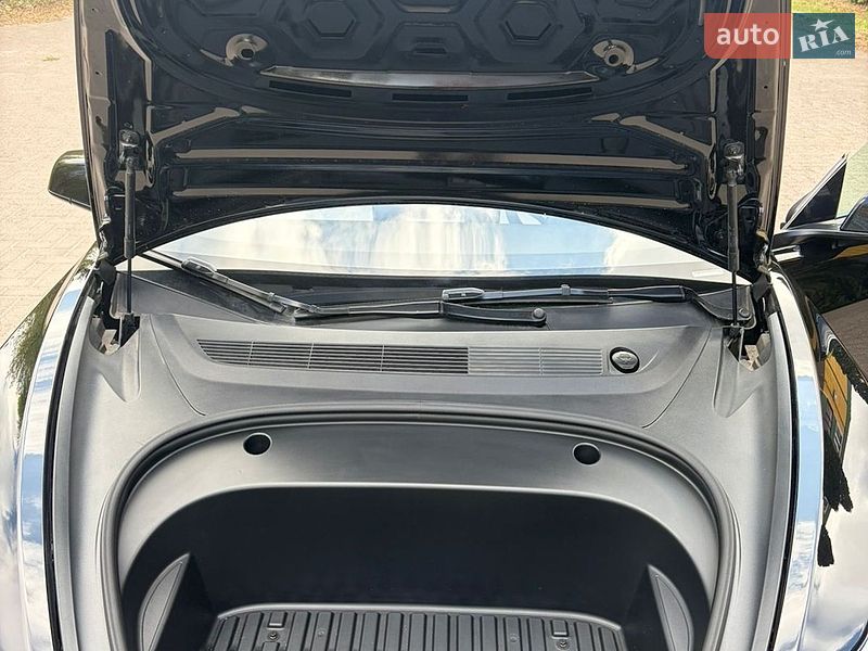 Седан Tesla Model 3 2023 в Ровно