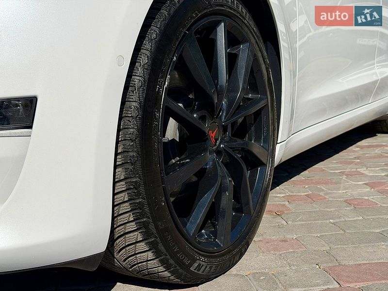 Седан Tesla Model 3 2021 в Виннице