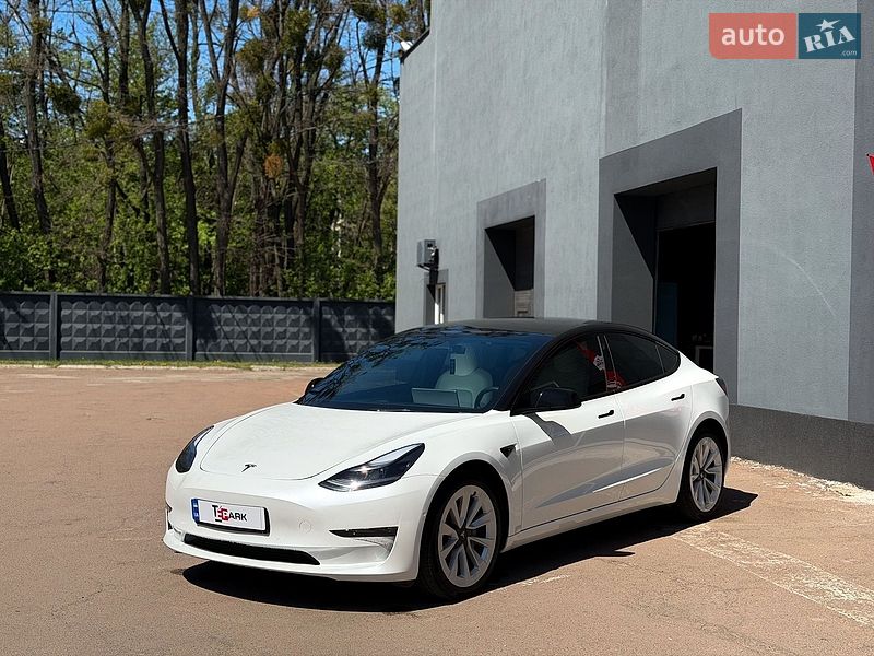 Седан Tesla Model 3 2022 в Киеве