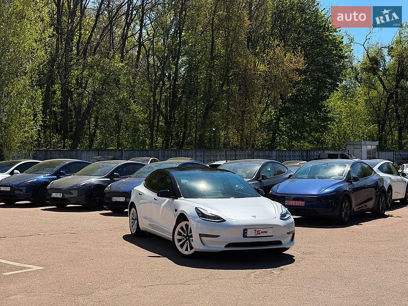Седан Tesla Model 3 2022 в Киеве