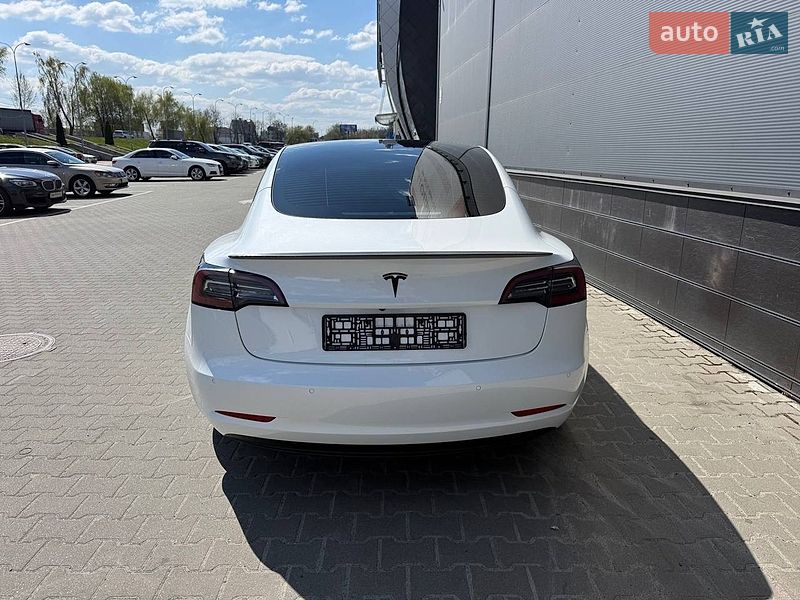 Седан Tesla Model 3 2021 в Киеве