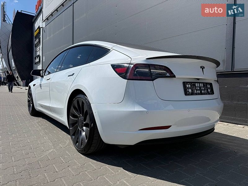 Седан Tesla Model 3 2021 в Киеве
