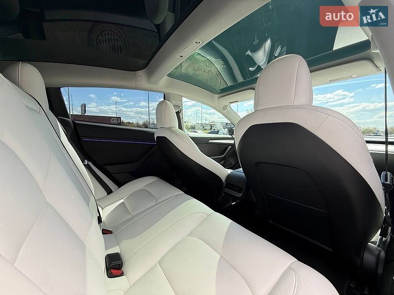 Седан Tesla Model 3 2021 в Киеве