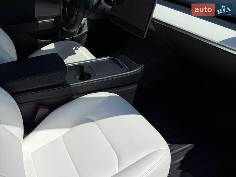Седан Tesla Model 3 2021 в Киеве