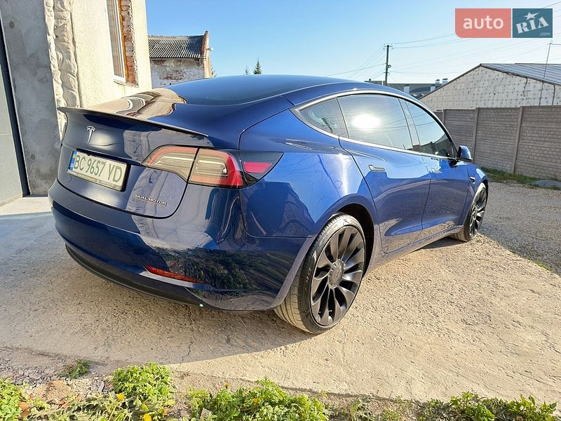 Седан Tesla Model 3 2023 в Львове
