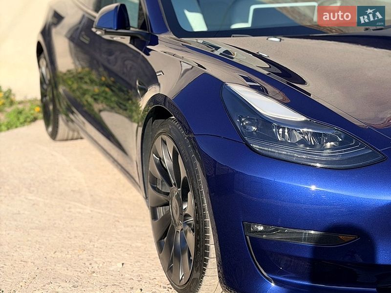 Седан Tesla Model 3 2023 в Львове