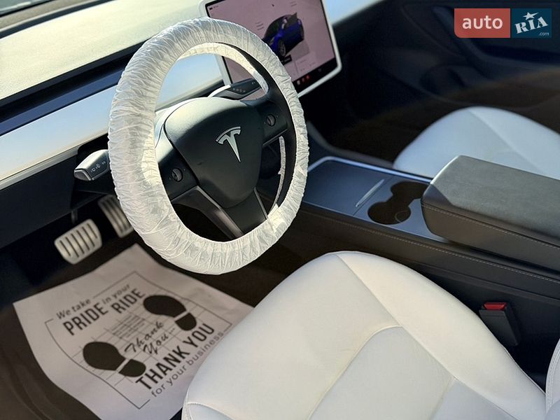 Седан Tesla Model 3 2023 в Львове