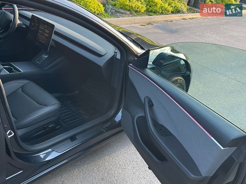 Седан Tesla Model 3 2025 в Нововолинську