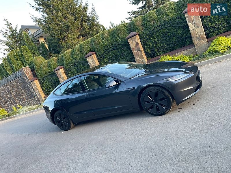 Седан Tesla Model 3 2025 в Нововолинську