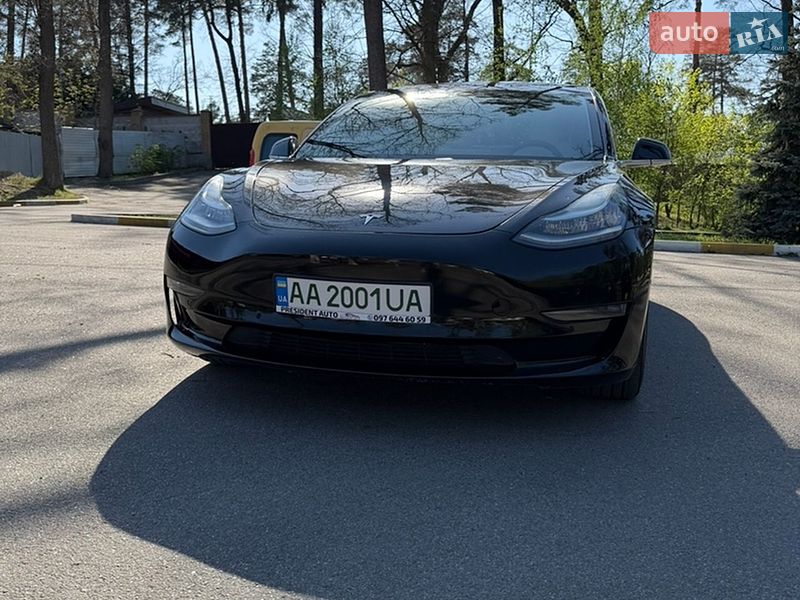 Седан Tesla Model 3 2019 в Бучі