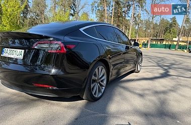 Седан Tesla Model 3 2019 в Бучі