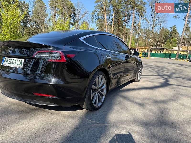 Седан Tesla Model 3 2019 в Бучі