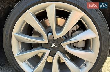 Седан Tesla Model 3 2019 в Бучі