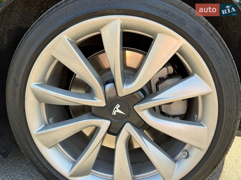 Седан Tesla Model 3 2019 в Бучі