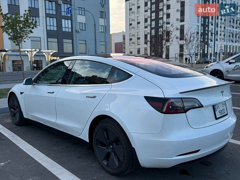 Седан Tesla Model 3 2018 в Ровно