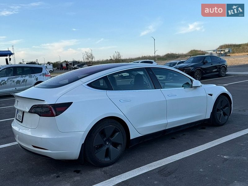 Седан Tesla Model 3 2018 в Ровно