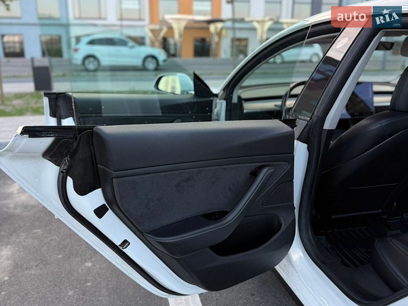 Седан Tesla Model 3 2018 в Ровно