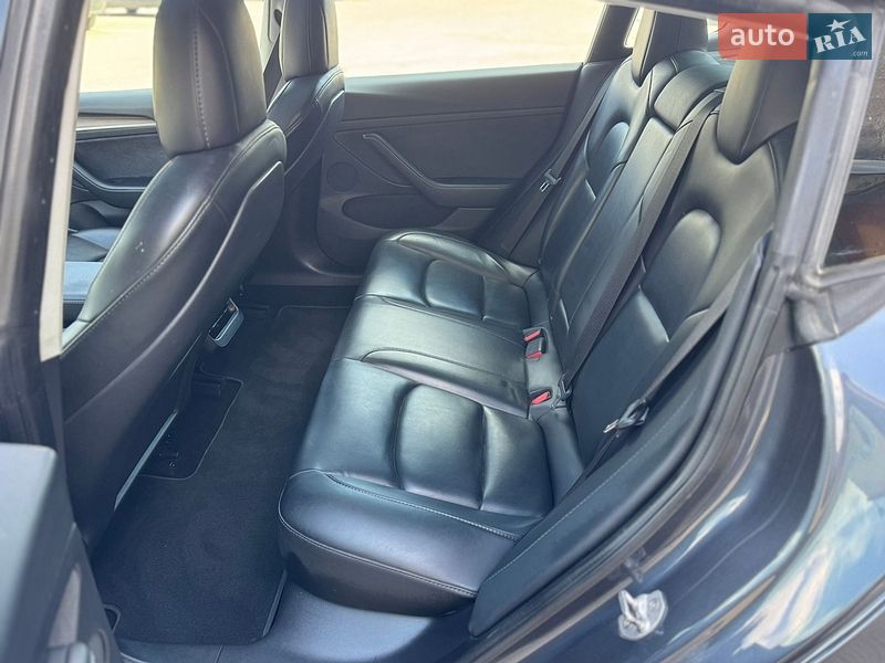 Седан Tesla Model 3 2021 в Луцке