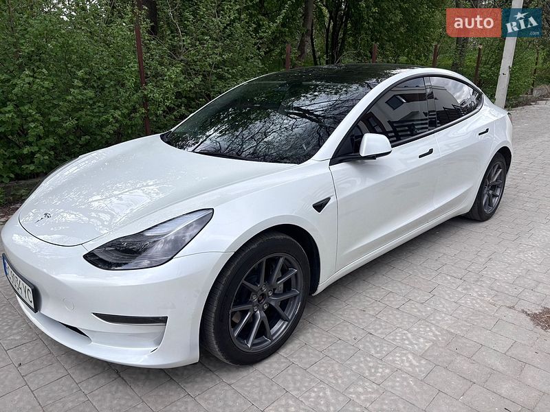 Седан Tesla Model 3 2023 в Львові