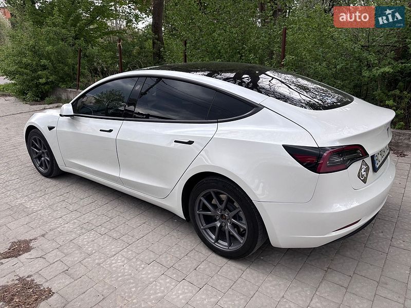 Седан Tesla Model 3 2023 в Львові